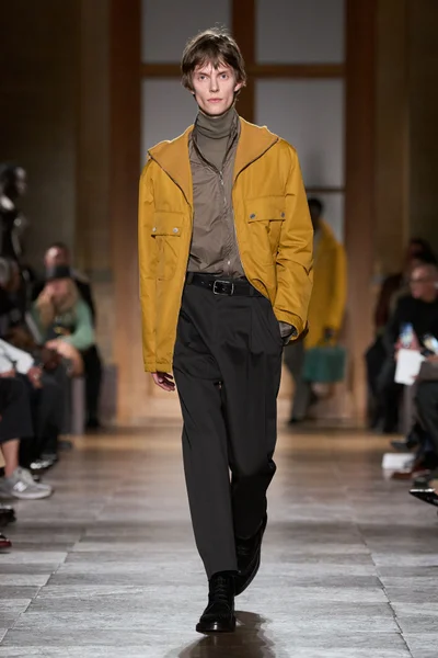 Look 19